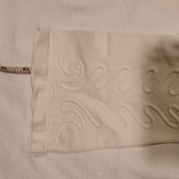Vintage Elegant White Longer Gloves with Embroidered Design - Picture 7 of 10